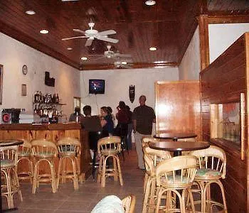 Surfers Manor Hotel Gregory Town 4*,