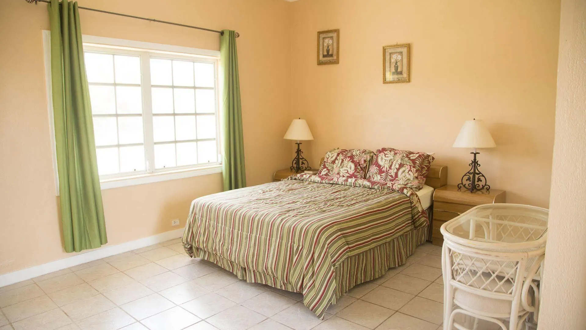 Surfers Manor Hotel Gregory Town